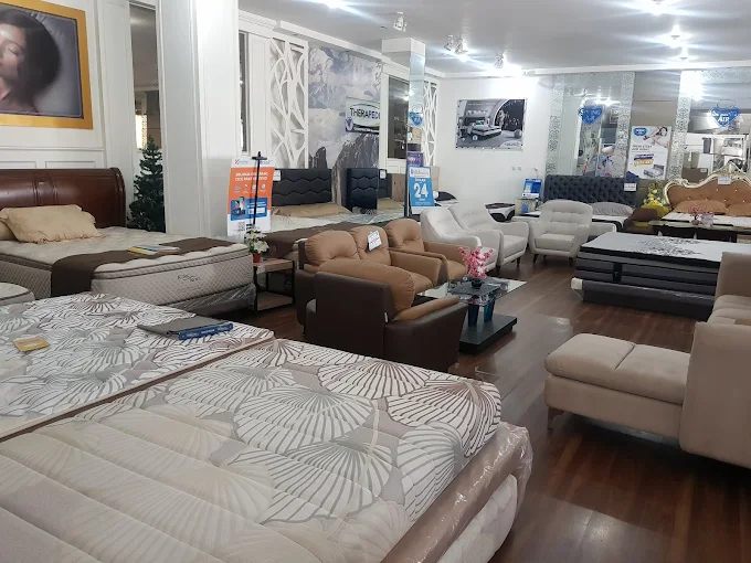 Showroom contemporâneo com sofás, mesas e móveis expostos